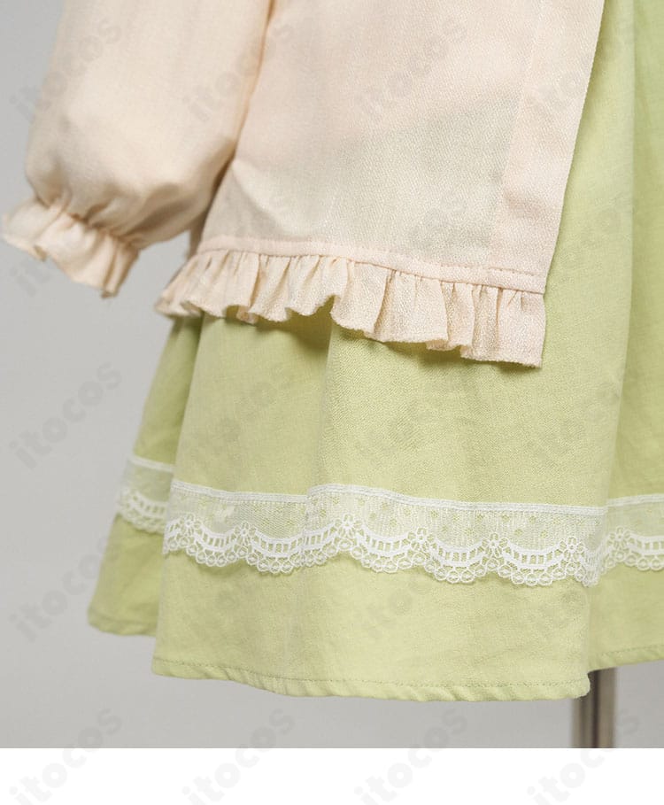 スカート裾の縫製・ステッチとフレア感のディテール。撮影映えするヘムライン。