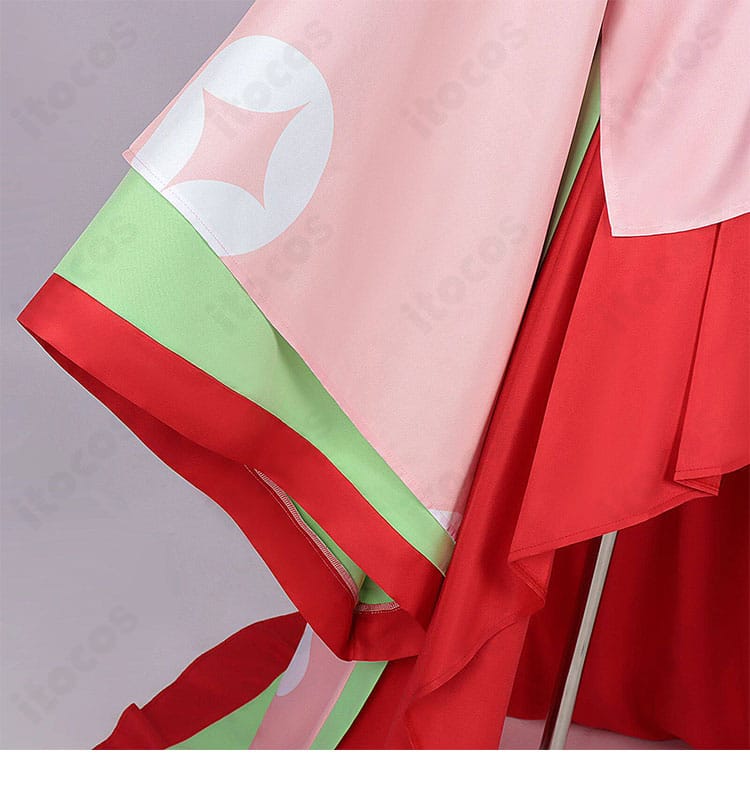 袖口の広がりと装飾のステッチワーク詳細