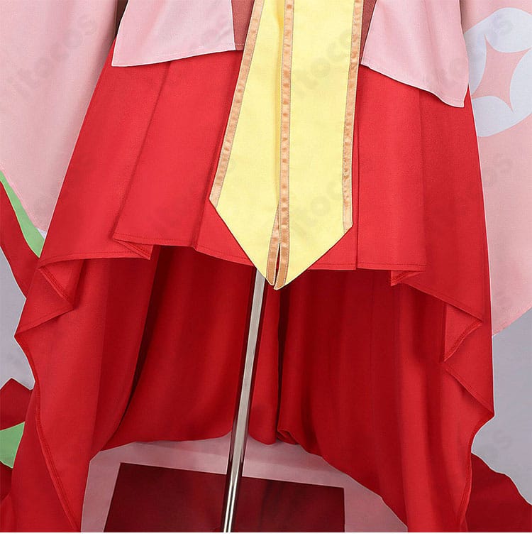 裾まわりの生地重なりと縁取り装飾のクローズアップ