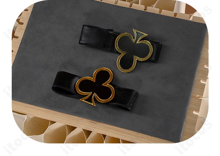 アームバンドと腕周り装飾の質感ディテール