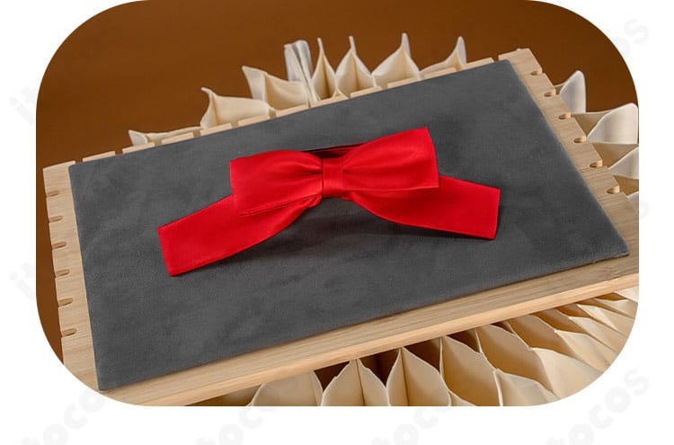 赤い蝶結びリボン装飾の近接ディテール