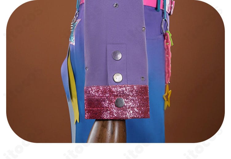 袖口のパイピングとカフス装飾ディテール（近接）