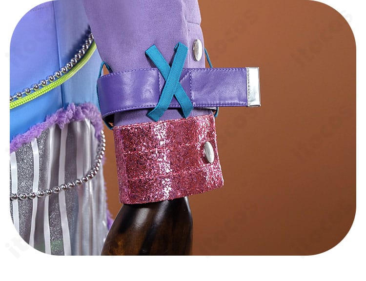 左袖の装飾意匠と配色ラインのアップ