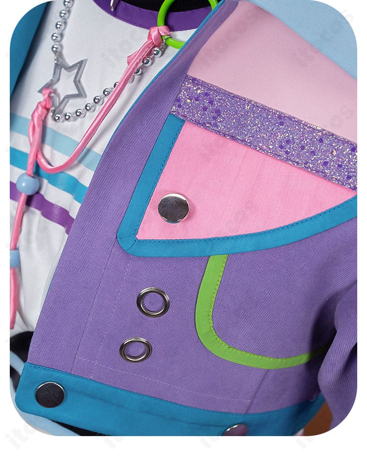 ジャケット右身頃のボタンと装飾チェーンの配置ディテール