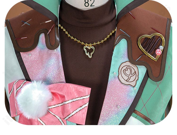 V字ネックライン付近の装飾ディテール（ネックレスの配置）