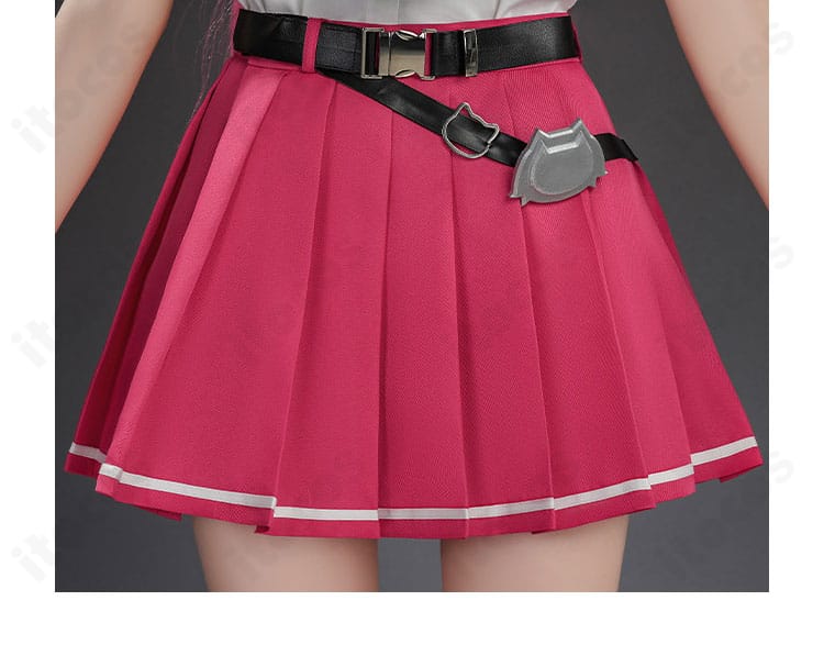 スカートのプリーツラインと裾装飾、広がり具合を示すディテール