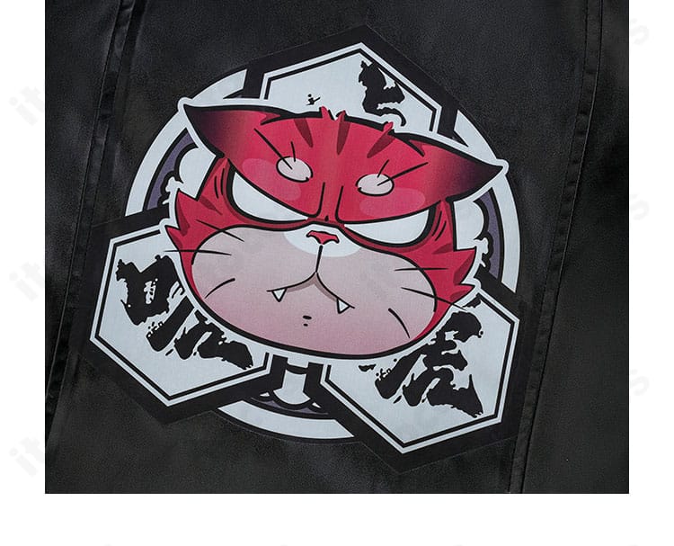 衣装に付属するロゴ・アイコン風装飾パーツの質感と形状のクローズアップ