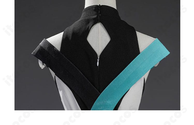 ワンピース後ろ姿と背面開閉部の確認カット