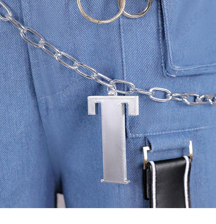 轟はじめ Flashpoint衣装 T字モチーフ装飾のクローズアップ