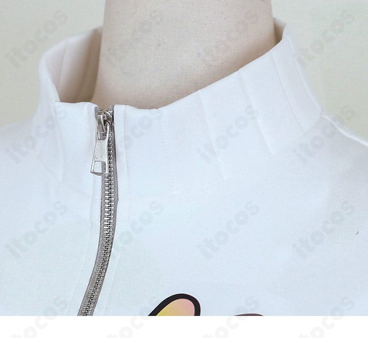 コートの襟元装飾とネックラインの仕立て