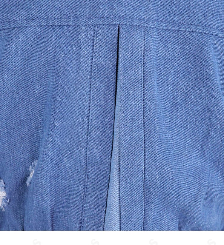 アウター背面の切り替え線と装飾ディテール