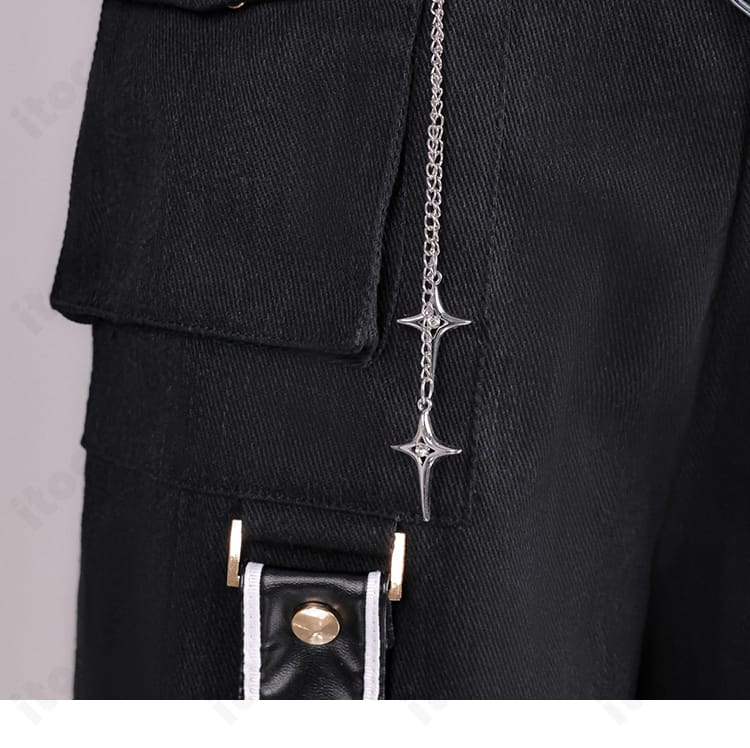 パンツとチェーン装飾の組み合わせディテール