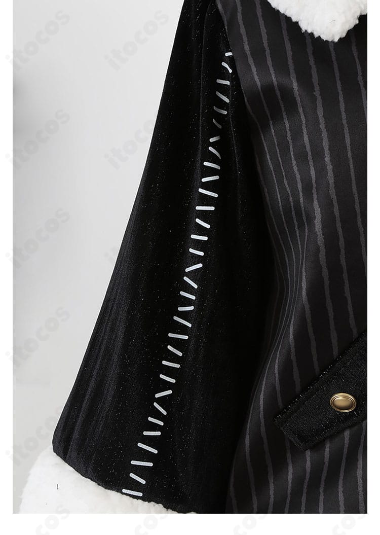 コートのストライプ装飾と配色ラインのディテール