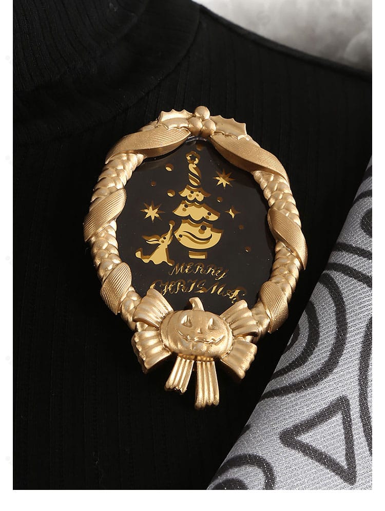 胸元ブローチとストライプ意匠のアップディテール