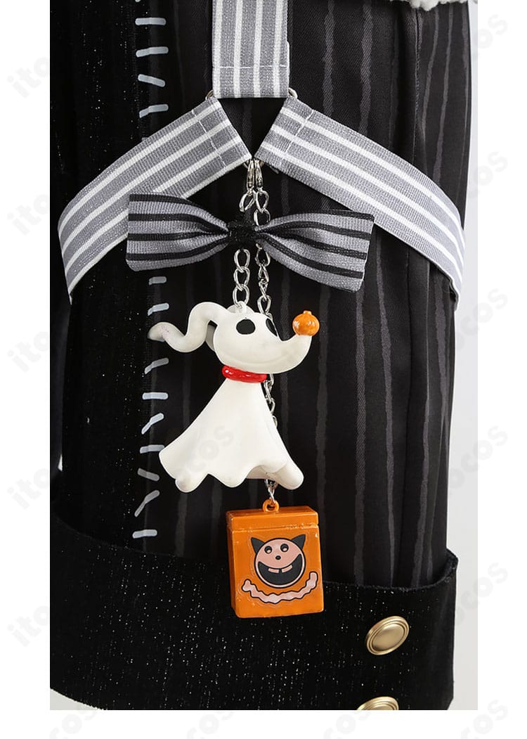 ズボンの装飾と太もも飾りの固定方法がわかる近接写真