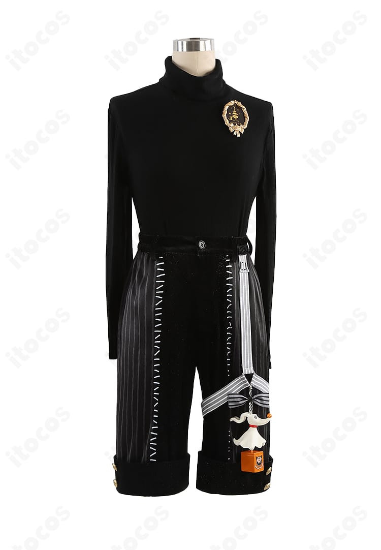 衣装全体の装飾ディテール（ブローチ・ベルト・縁取り）の近接写真