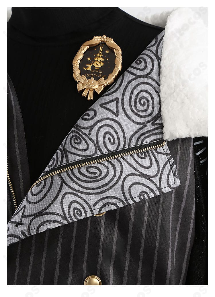 衣装の襟元ディテールとリブニットの質感がわかるアップ