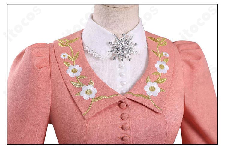 襟元の装飾ディテールと衣領周りの質感アップ