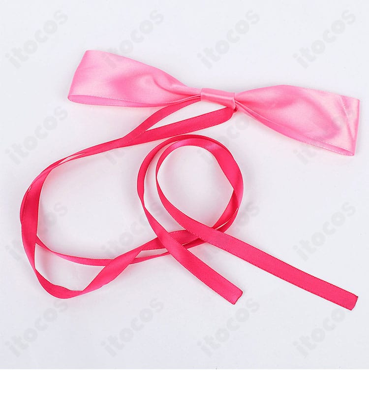 小林みくる私服コスプレの蝶ネクタイ装飾の近接写真