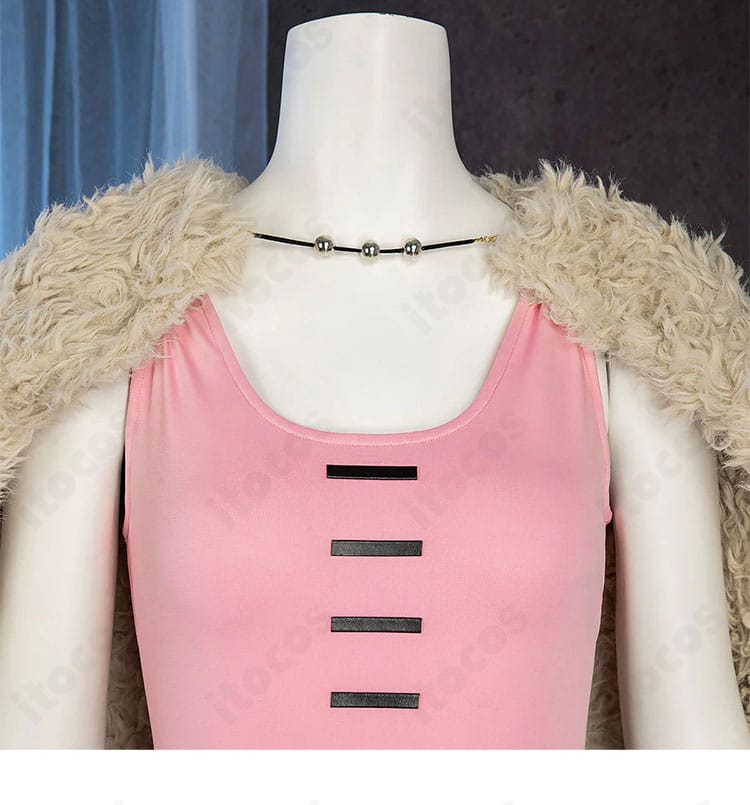 襟元装飾ディテール。ネックラインの形状と留め具仕様を示す近接画像