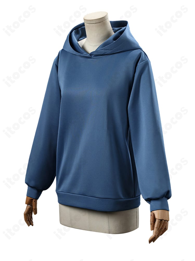 フード付きトップス周辺のディテール。チョーカーと縫製のステッチ、留め具の形状が見えるクローズアップ