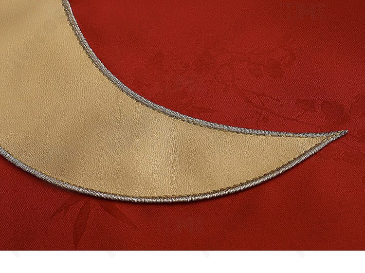 衣前合わせ部分のトリム装飾とステッチワークのアップ