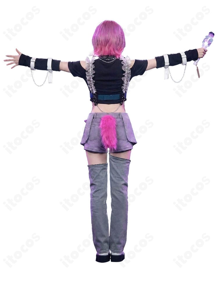 背面ディテール。後ろ開きの見えにくい留め具、ベルト取り回し、チェーンのレイアウトを明瞭に表示。