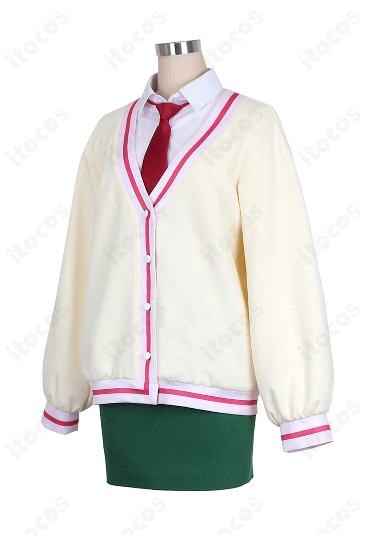 大倉メグミ 制服コスプレの側面シルエット。ウエストラインとスカートの落ち感が分かる画像