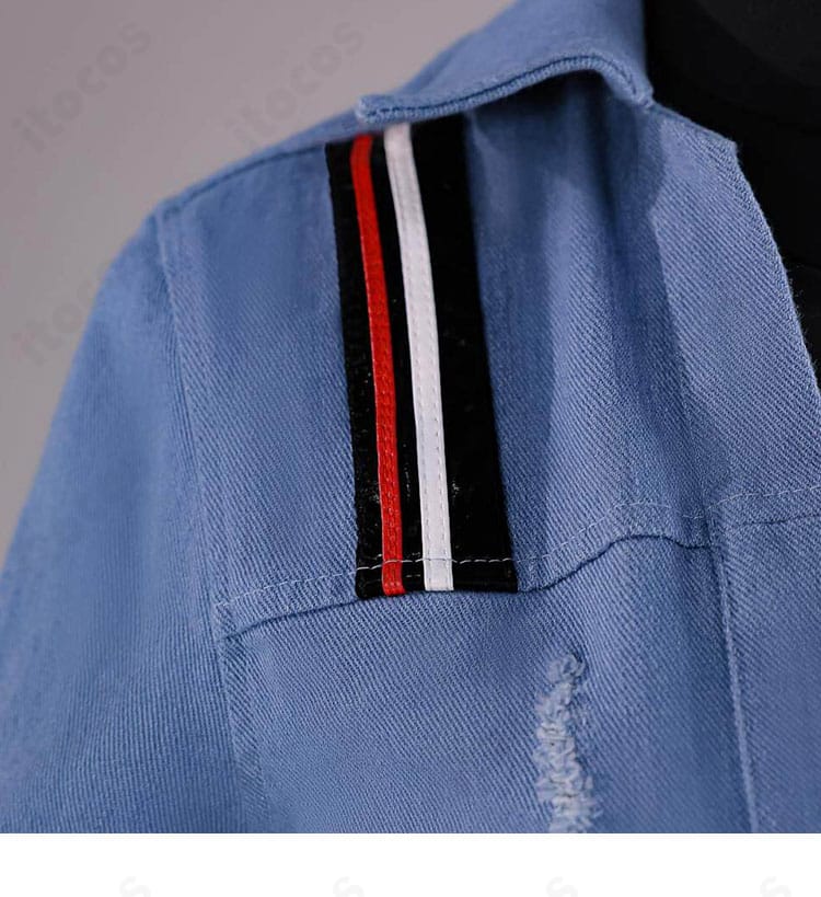 コート肩章とショルダー装飾のアップディテール