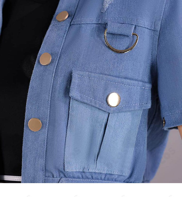 コート前面ボタンと金具装飾のクローズアップ