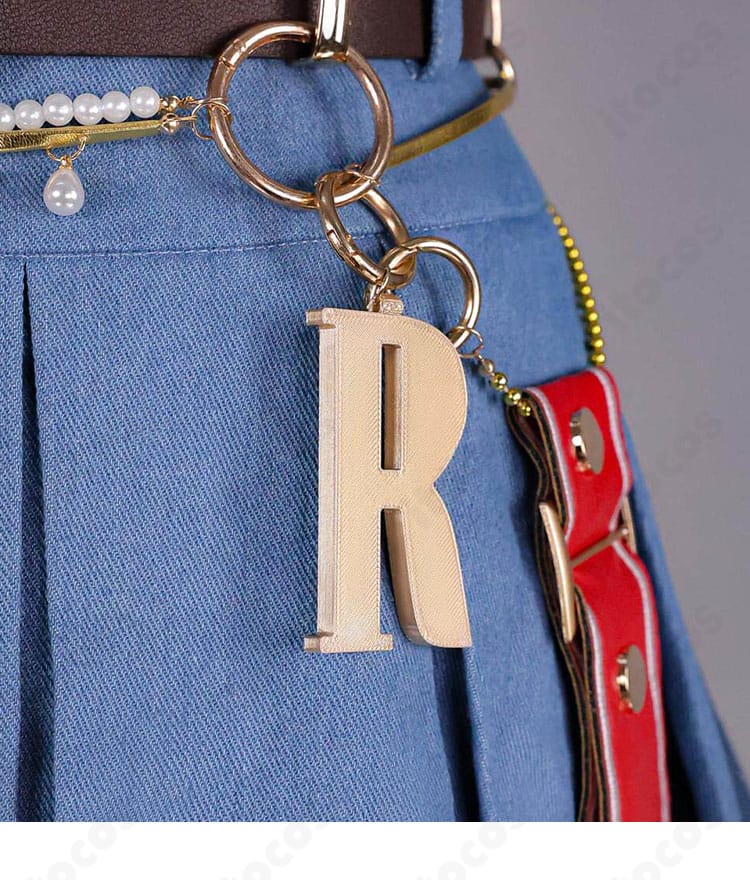 腰のR字モチーフチャームの拡大ディテール