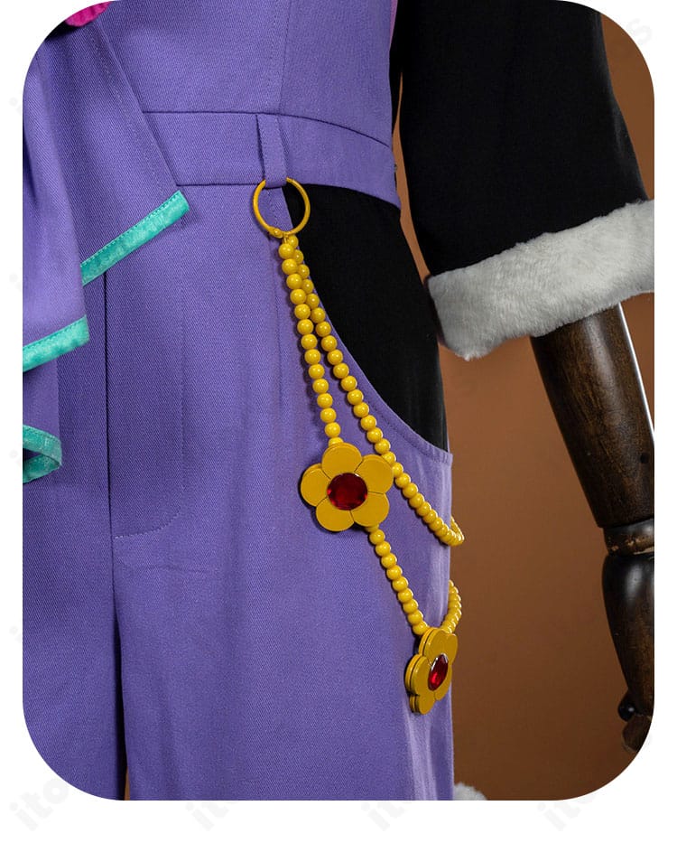 腰周りの装飾アップ。ベルト風パーツとチェーンの配置