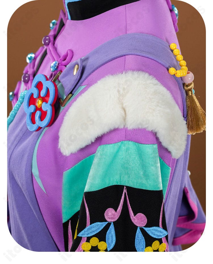 肩飾りのアップ。固定スナップの位置と質感