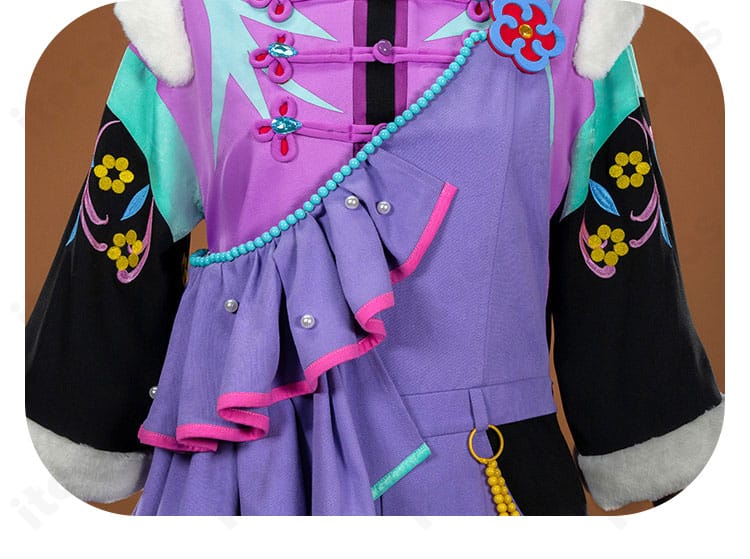 衣襟の装飾ディテール。ステッチワークとボタンの質感