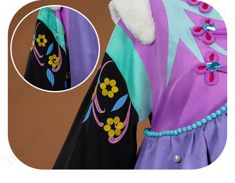 袖口の花飾りディテール。立体感と縫い留め位置