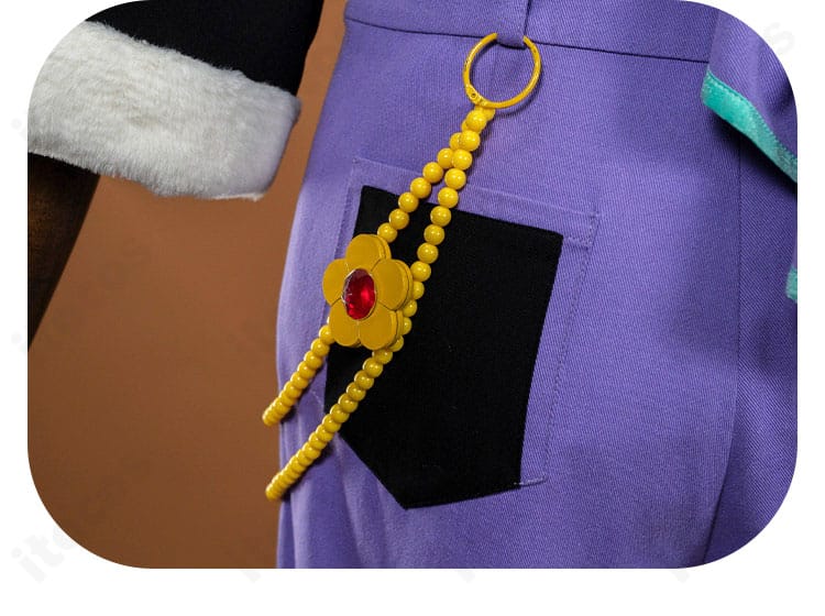 腰チェーンとサイド飾りのアップ。二重固定でズレにくい仕様