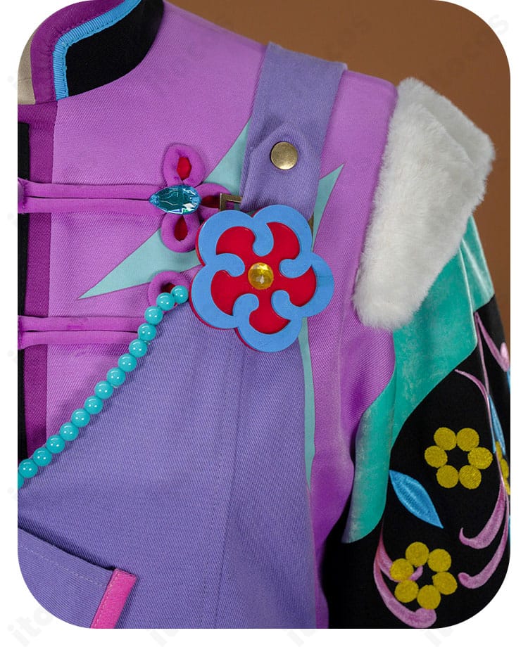 胸飾りのクローズアップ。立体パーツと留め具の構造