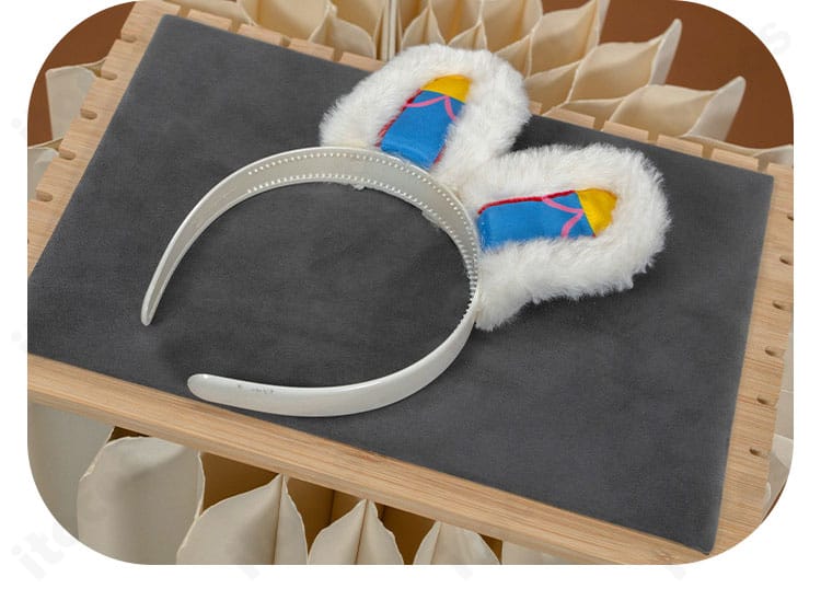 ヘッドアクセ（耳）のディテール。フェイクファーの毛並みと形状