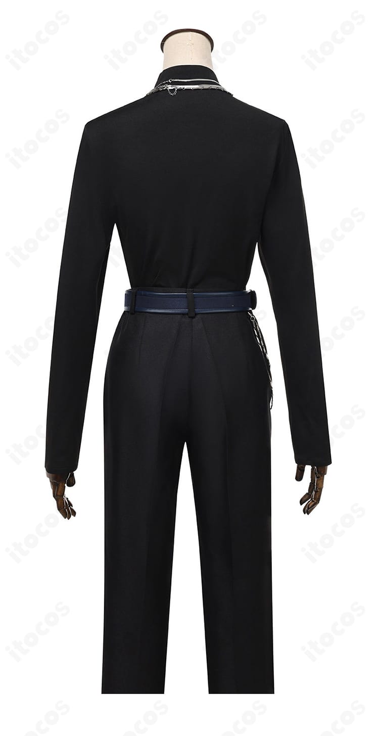 長袖の背面ディテール。後袖の切替ラインと運動量を確保したパターンが見えるカット