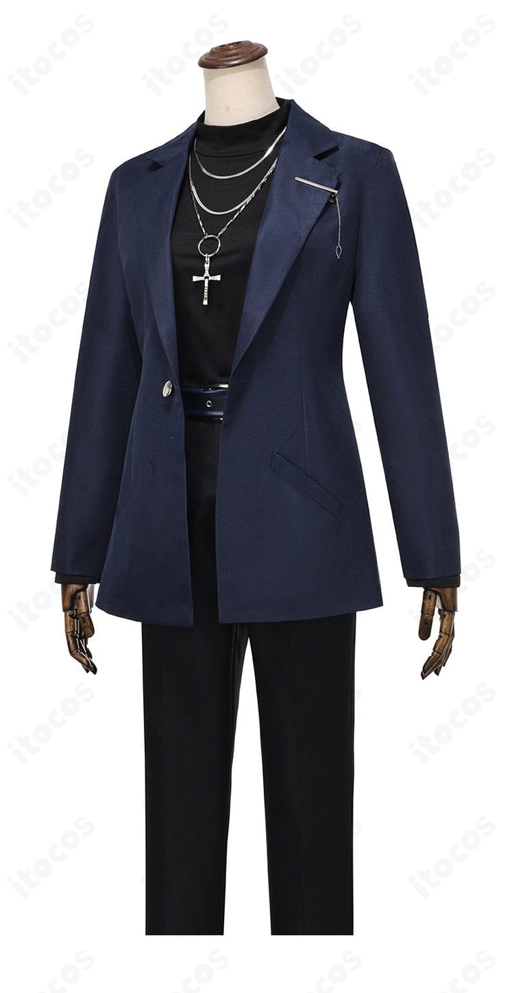 ロングコート衣装の側面。ウエストシェイプと裾の落ち感、サイドのラインを確認できる画像