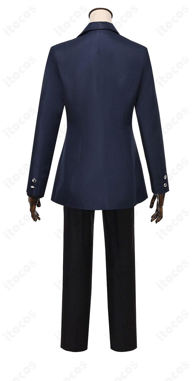 ロングコート衣装の背面。ロング丈のシルエットと背中心のライン取りが分かるバックビュー