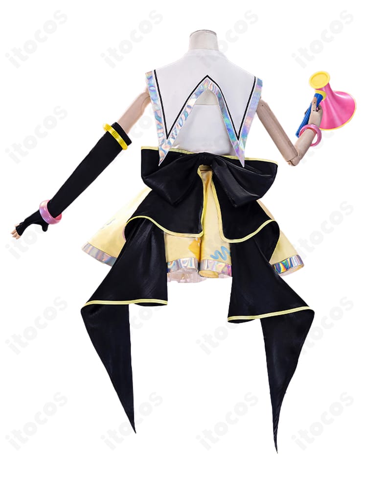 背面装飾ディテール（大型リボンと背中まわりの仕立て）