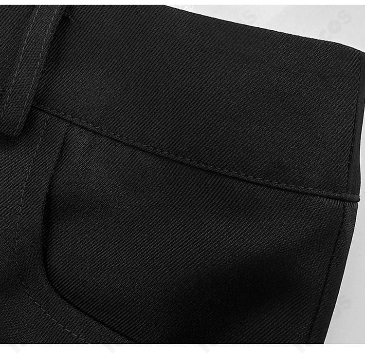 ズボンのポケットとステッチの詳細。実用性と耐久性を両立した縫製が分かる。