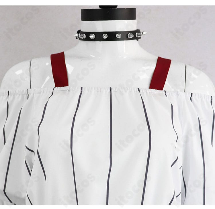 トップスの襟元とチョーカーの装飾ディテール。金具とステッチの質感が分かる接写。