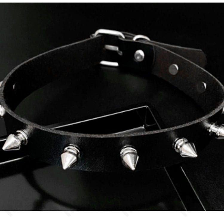 首元チョーカーの金具・留め仕様のアップ。肌当たりと質感の確認用。