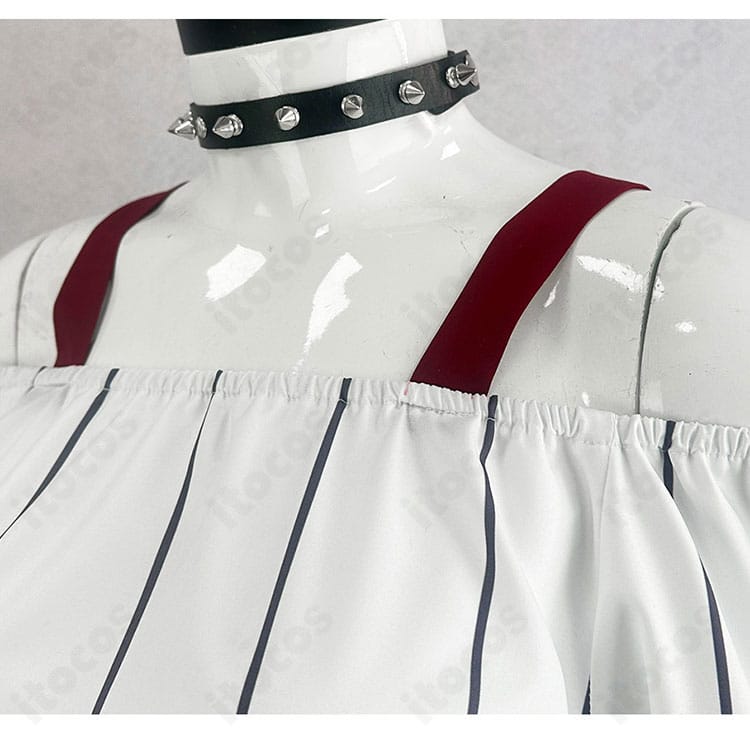 衣襟まわりの装飾とパイピングの仕上げ。撮影映えするコントラストを示すディテール。