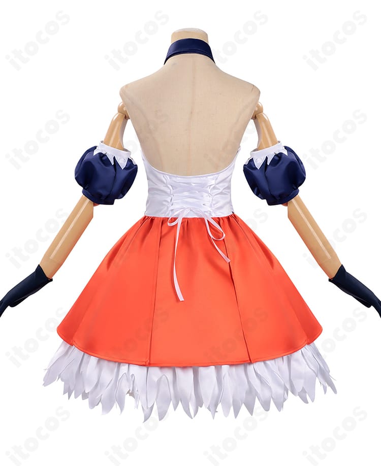 アルヴィト衣装の背面。背面ファスナー位置と裾の広がり、背面装飾の配置