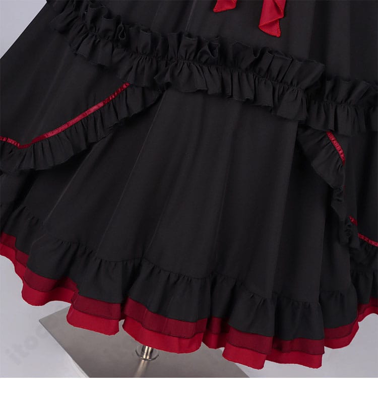 スカート裾の装飾やフレア感を示すディテール