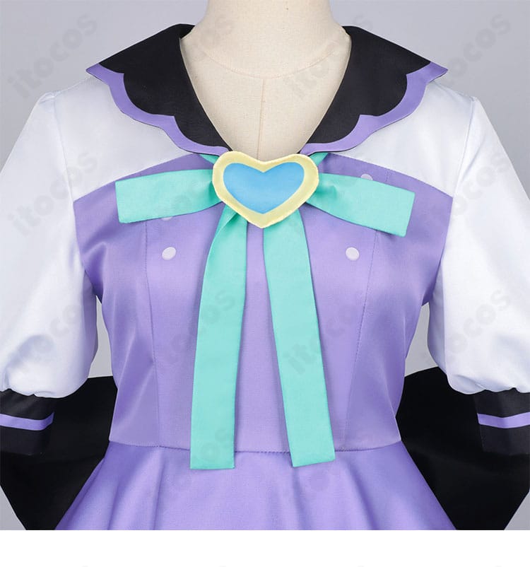 ワンピース胸元の飾りリボンと襟元装飾のディテール