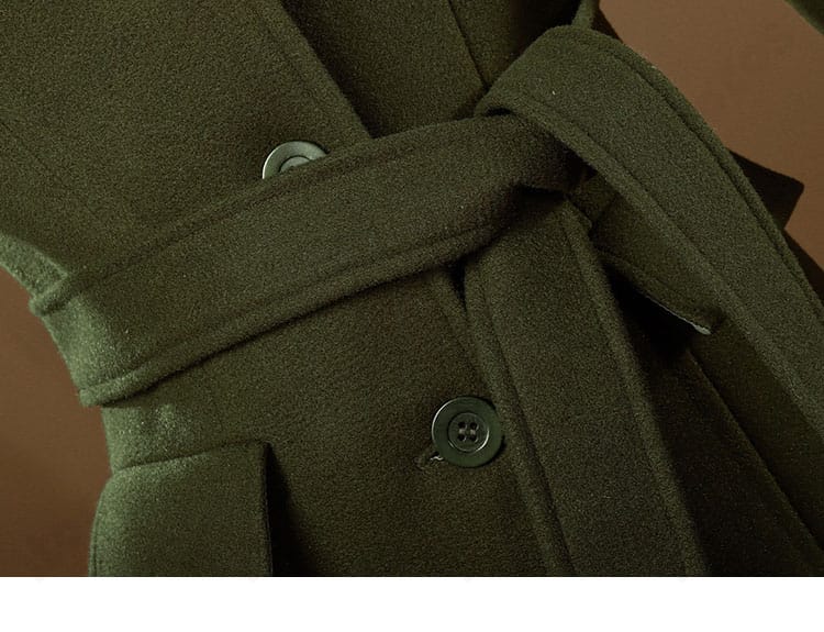 ウエストベルトと金具装飾の意匠がわかるディテール写真